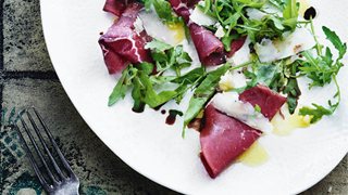 Salat med bresaola og parmesan