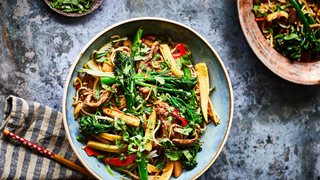 Stegte nudler med oksekød og broccoli