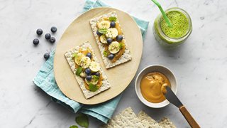 Hjemmelavet peanut butter på knækbrød