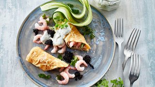 Æggewraps med rejer, stenbiderrogn og agurk i yoghurt
