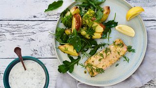 Bagt laks med urtedressing og simpel kartoffelsalat