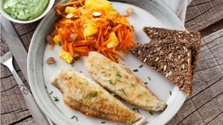 Fiskefilet med gulerodssalat, avocadocreme og rugbrød