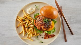 Frikadellesandwich med parmesanfritter