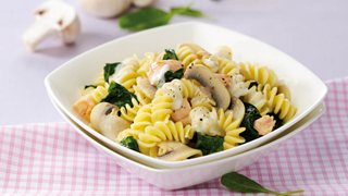 Fusilli pastaskruer med laks, spinat og champignon