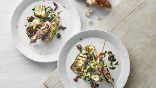 Skinketern på spyd og grillede grøntsager