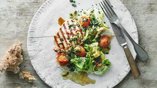 Grillede koteletter og spidskål med tomatdressing