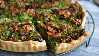 Grønkålstærte med bacon og tranebær