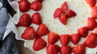 Koldskålscheesecake med jordbær