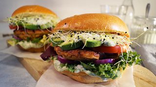 Lakseburger med avocado og dildmayo