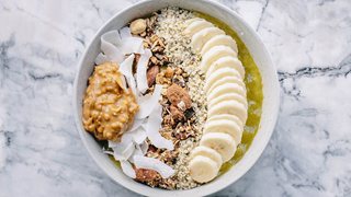 Mango-bowl med Whole Nut Granola
