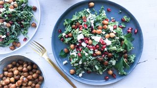 Grønkålssalat med feta og granatæble