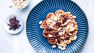 Snickersvafler – vafler med peanutbutter og mørk chokolade