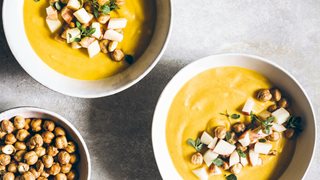 Spicy gulerodssuppe med sprøde kikærter