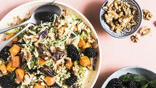Speltsalat med bagt hokkaido og brombær