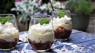 Low FODMAP Rabarbertrifli med creme og makroner