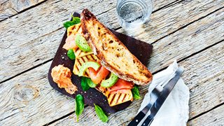 Sandwich med grillost og røget laks