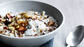 Spelt-emmergrød med hjemmelavet æblekompot
