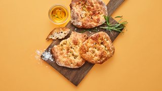 Koldhævet focaccia med rosmarin og havsalt