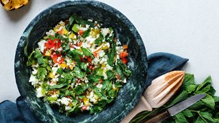 Salat med blomkål, tomater og urter