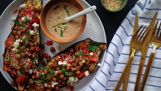 Auberginebåde med sprøde kikærter