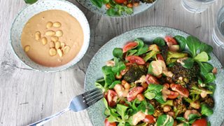 Broccolisalat med peanutdressing