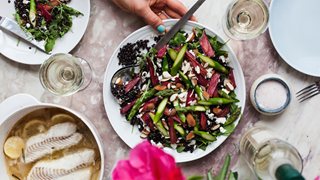 Forsommerlig salat med hvidvinsdampet torsk