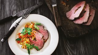 Fyldt roastbeef med hvidvinssauce