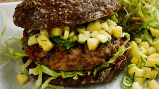 Grillede burgere med ananas-relish