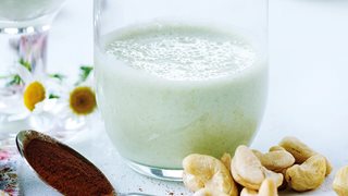 Grøn cashew-broccoli smoothie