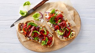 Grovpizza med hytteost og grillede peberfrugter