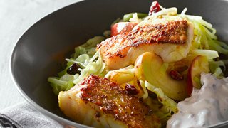 Karryfisk med hvidkål og æble