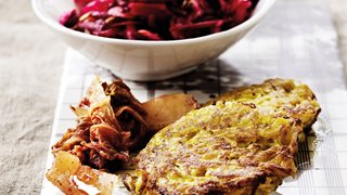 Kartoffelbøffer og rødbedesalat med æble