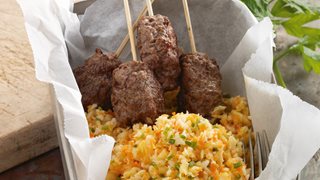 Kødspyd og råkostsalat