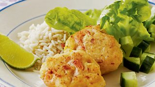 Krydrede fiskefrikadeller med kokosmælk og rejer