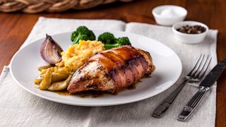 Kylling i baconsvøb med karamel-timianæbler