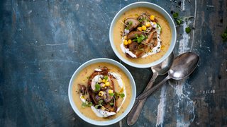Majssuppe med svampe, ristet brød og skyr