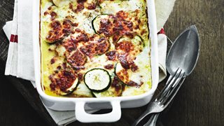 Ovnbagt fisk med tomater og zucchinier