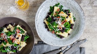 Pasta med grønkål, sorte bønner, bacon og parmesan