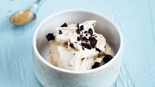 Peanutbuttersoftice med banan og mørk chokolade