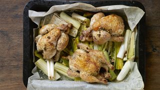 Kylling eller poussiner med sød vermouth, citrongræs og grønne peberkor