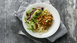 Spaghetti bolognese med rødbedesalat