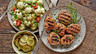 Spicy grill frikadeller med smagfuld karry kartoffelsalat