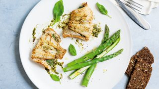 Stegte rødspættefileter med pesto