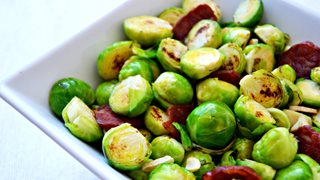 Stegte rosenkål med hvidløg og chorizo