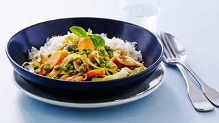 Thai-inspireret karrygryde med kød og grønt