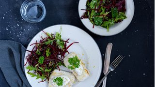Stegt kulmule med rygeostecreme og babysalat