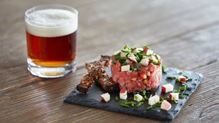 Ølmarineret tatar med rugbrødssnacks