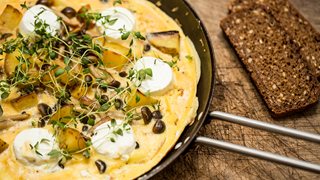 Omelet med svampe, gedeost og timian