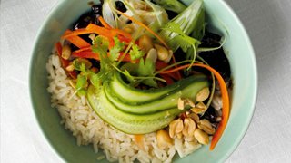 Bowl med hoisin, okse, ris og sprøde grøntsager
