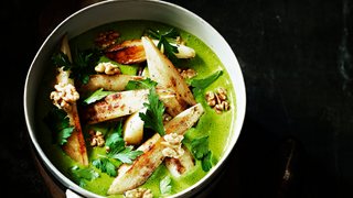 Persillesuppe med persillerod og valnødder